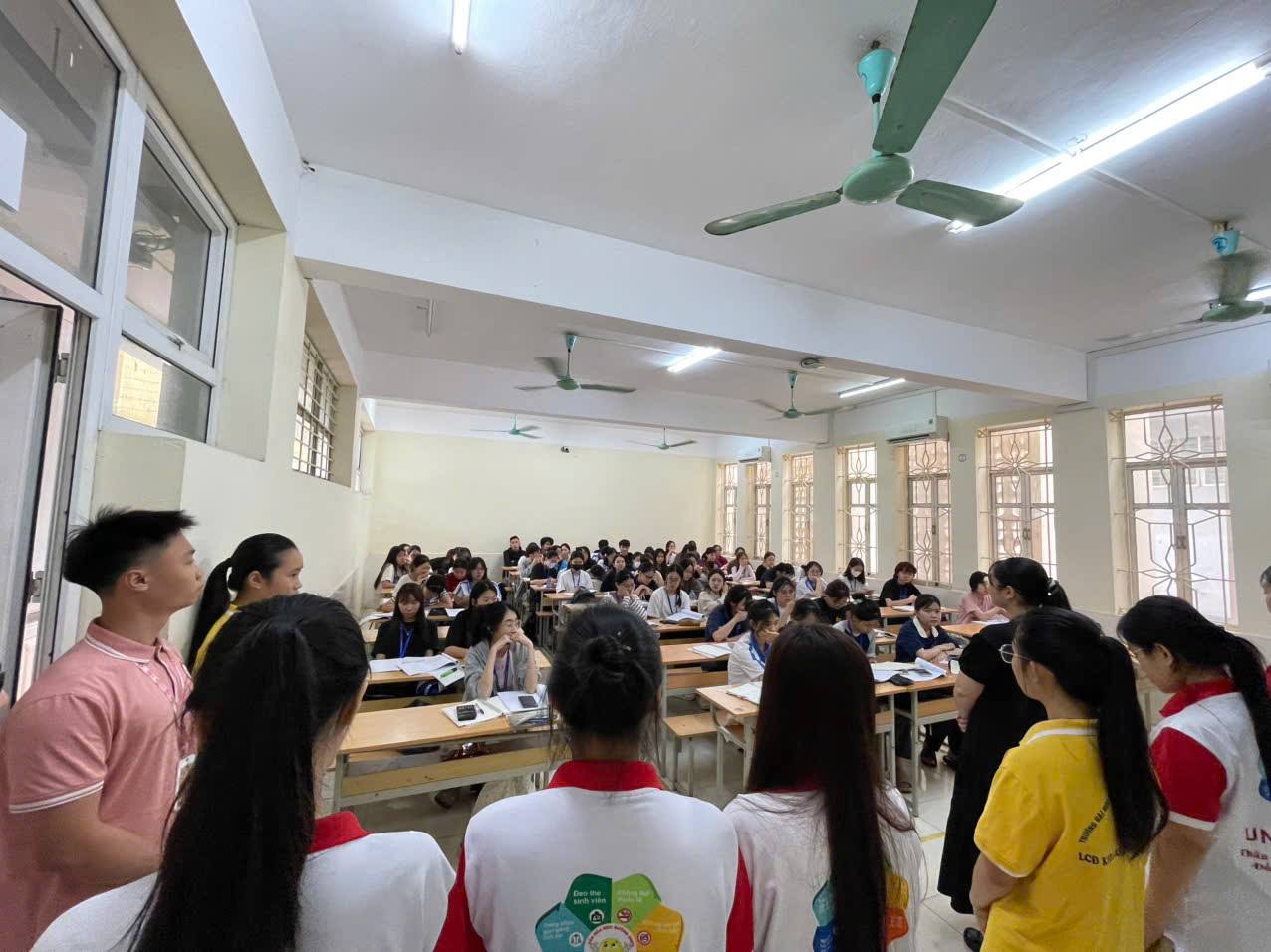 Có thể là hình ảnh về một hoặc nhiều người, mọi người đang học và bàn