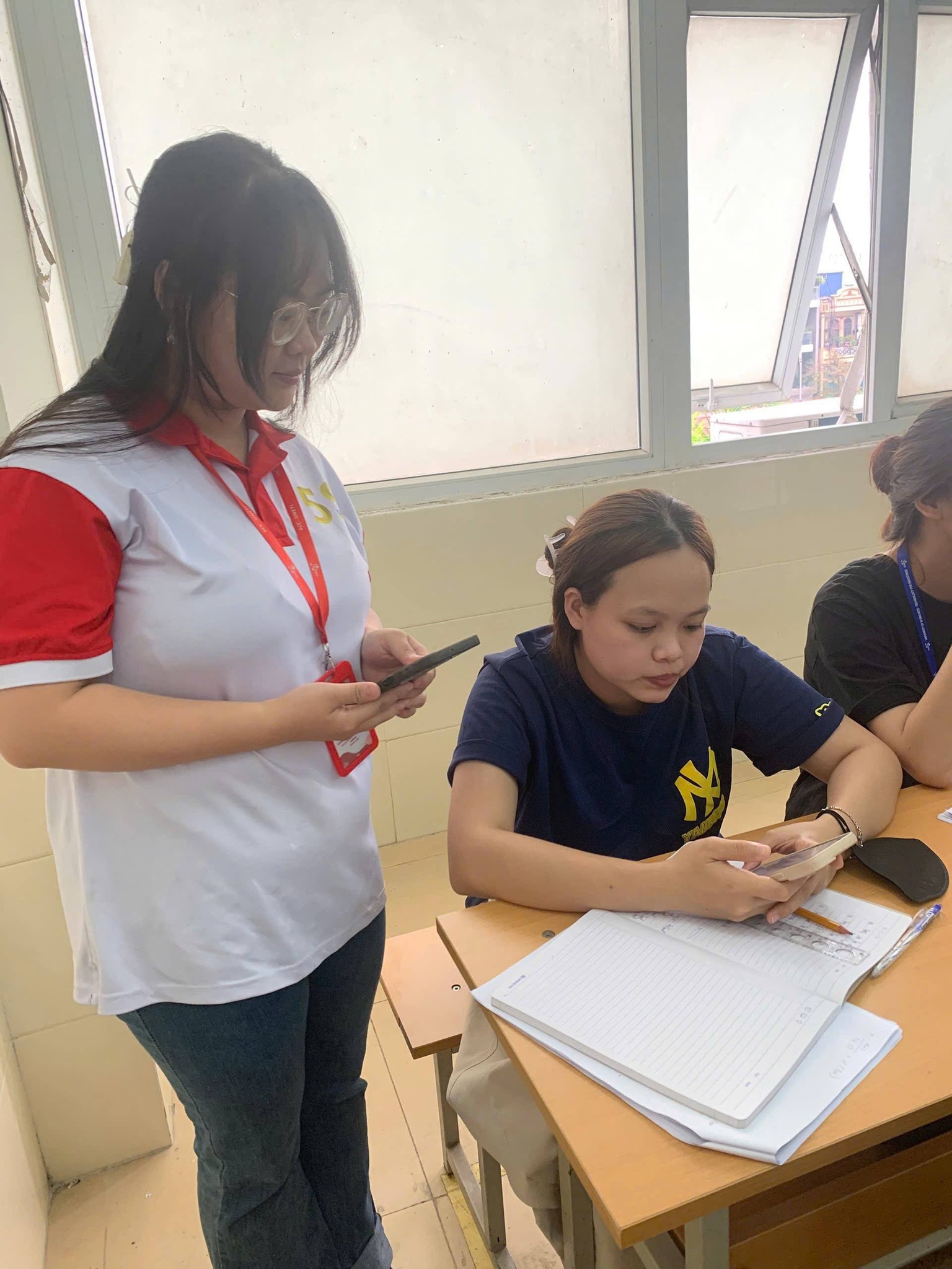 Có thể là hình ảnh về một hoặc nhiều người, mọi người đang học và văn bản