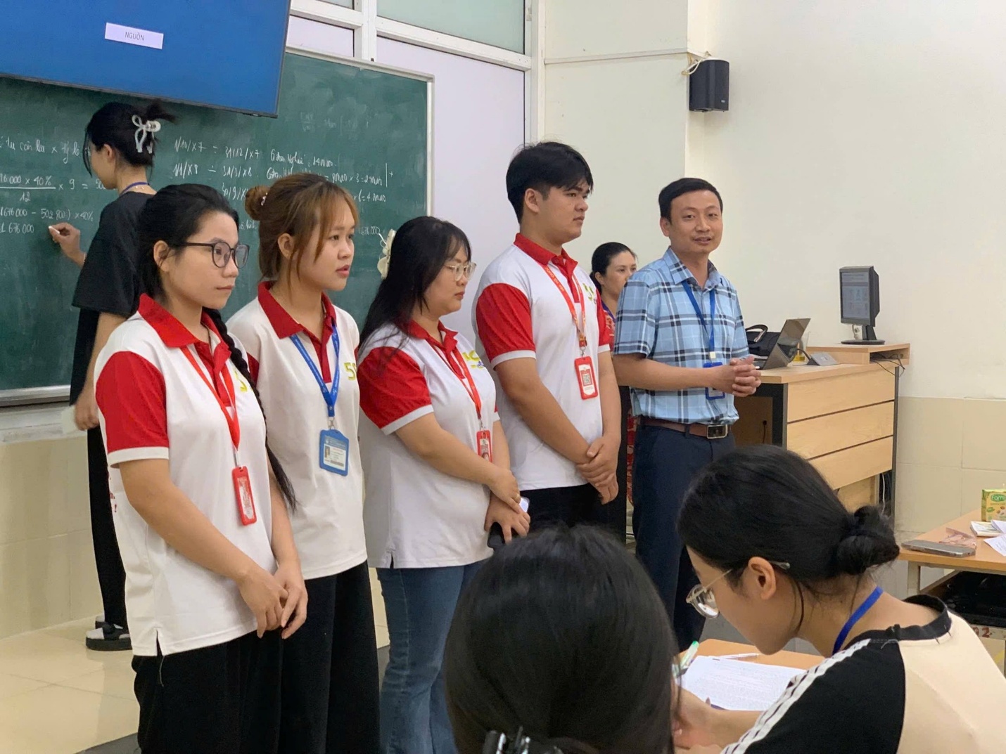 Có thể là hình ảnh về một hoặc nhiều người, mọi người đang học và văn bản