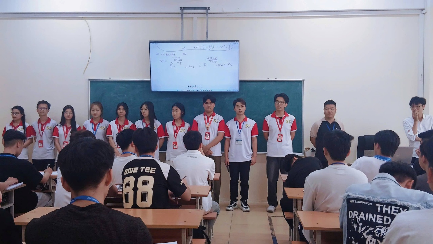 Có thể là hình ảnh về một hoặc nhiều người, mọi người đang học và văn bản