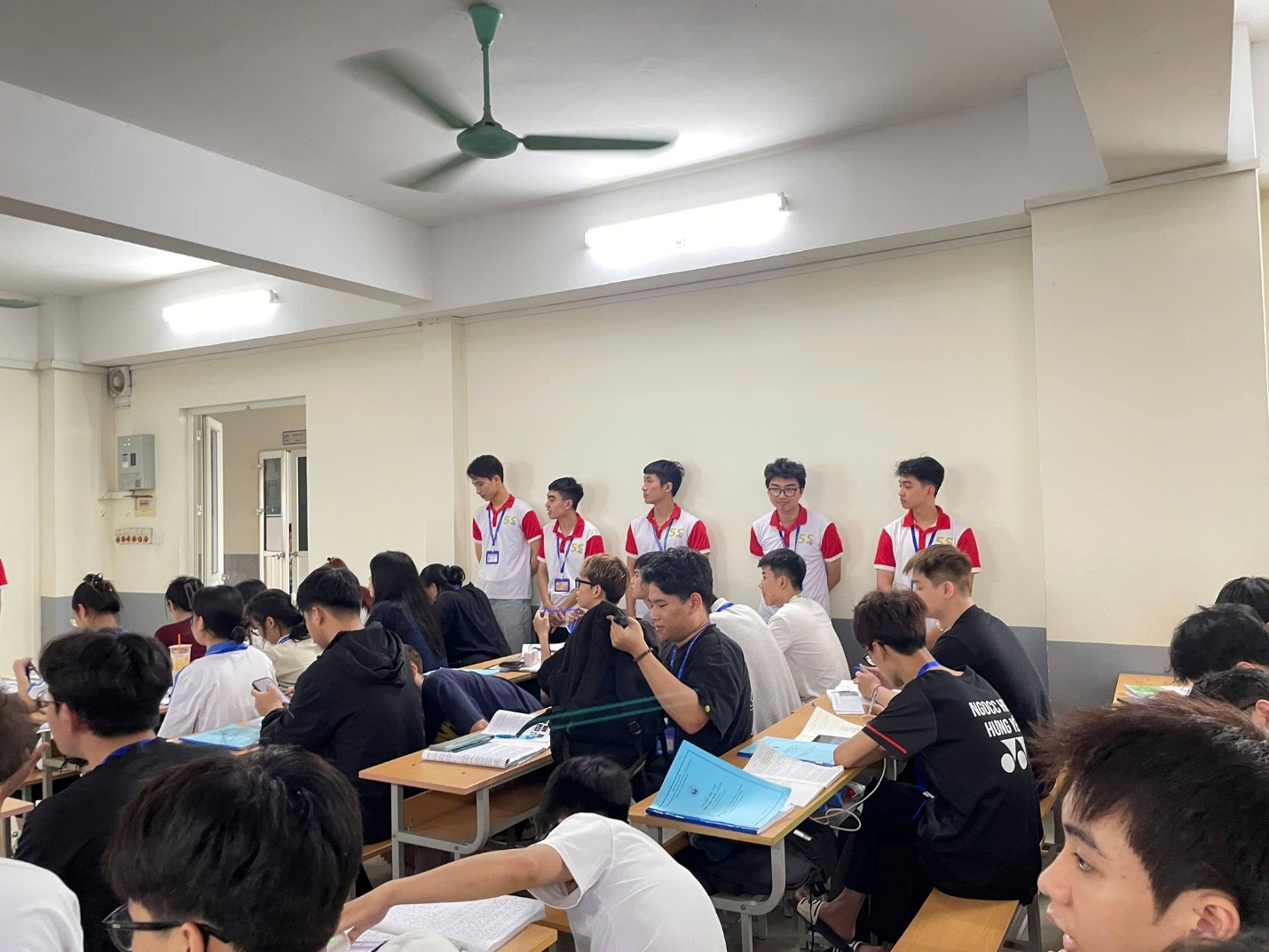 Có thể là hình ảnh về một hoặc nhiều người, mọi người đang học và văn bản