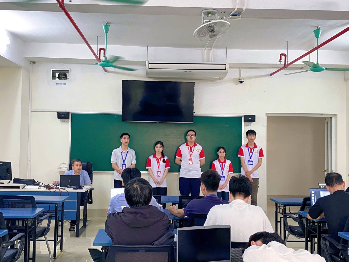Có thể là hình ảnh về một hoặc nhiều người, mọi người đang học và văn bản