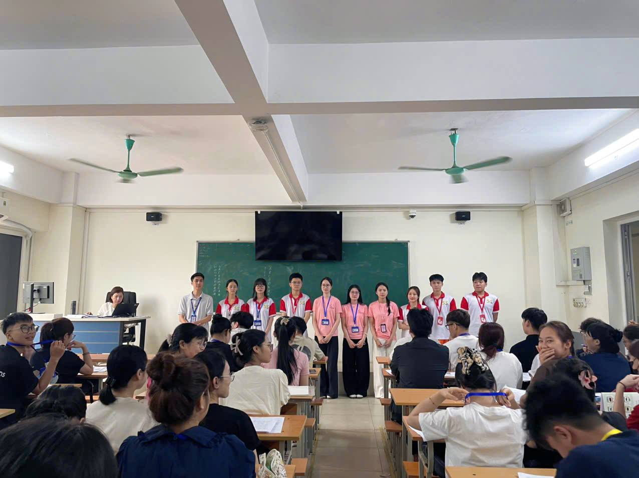 Có thể là hình ảnh về một hoặc nhiều người, mọi người đang học và văn bản