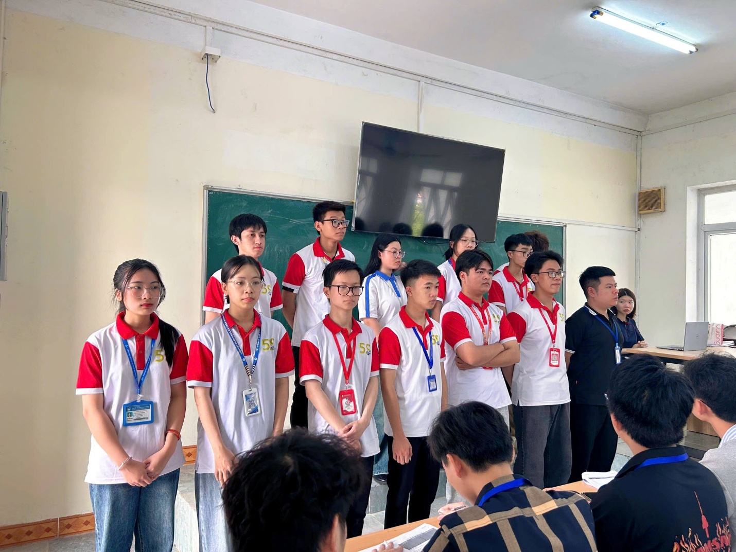 Có thể là hình ảnh về một hoặc nhiều người, mọi người đang chơi bóng rổ và văn bản