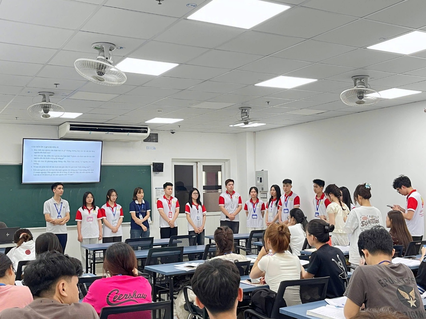 Có thể là hình ảnh về một hoặc nhiều người, mọi người đang học và văn bản