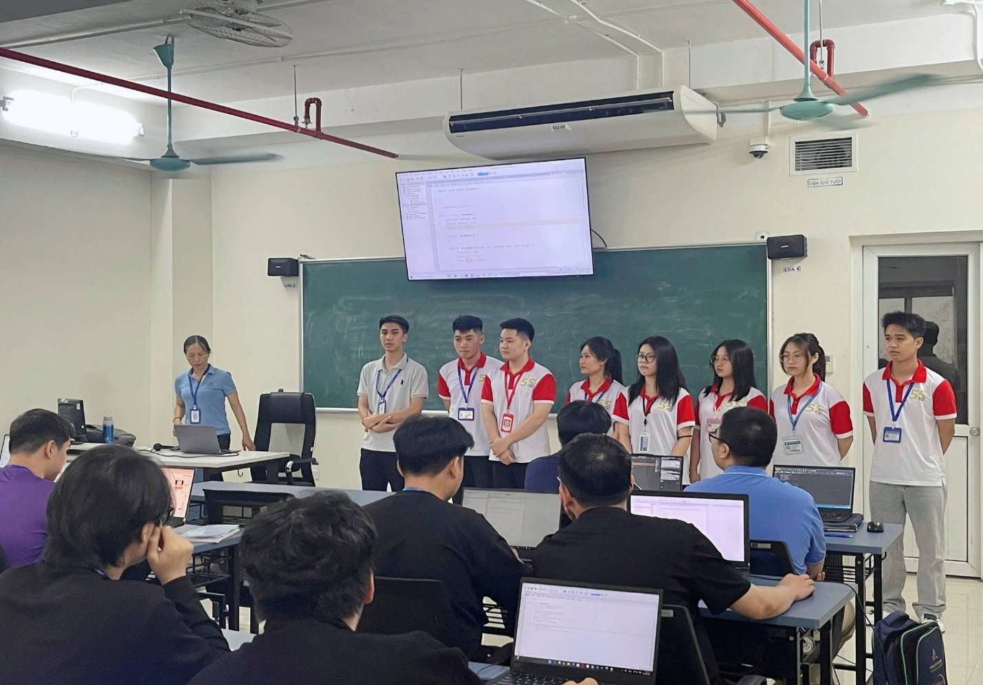 Có thể là hình ảnh về một hoặc nhiều người, mọi người đang học và văn bản