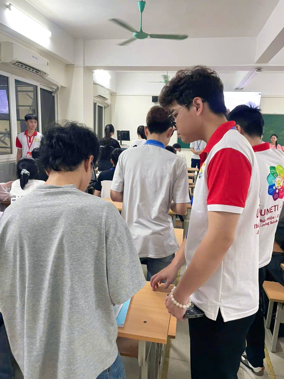 Có thể là hình ảnh về một hoặc nhiều người, mọi người đang học và văn bản cho biết 'ማጋ (UNETI ்தா tiện- กซ pr hàah'