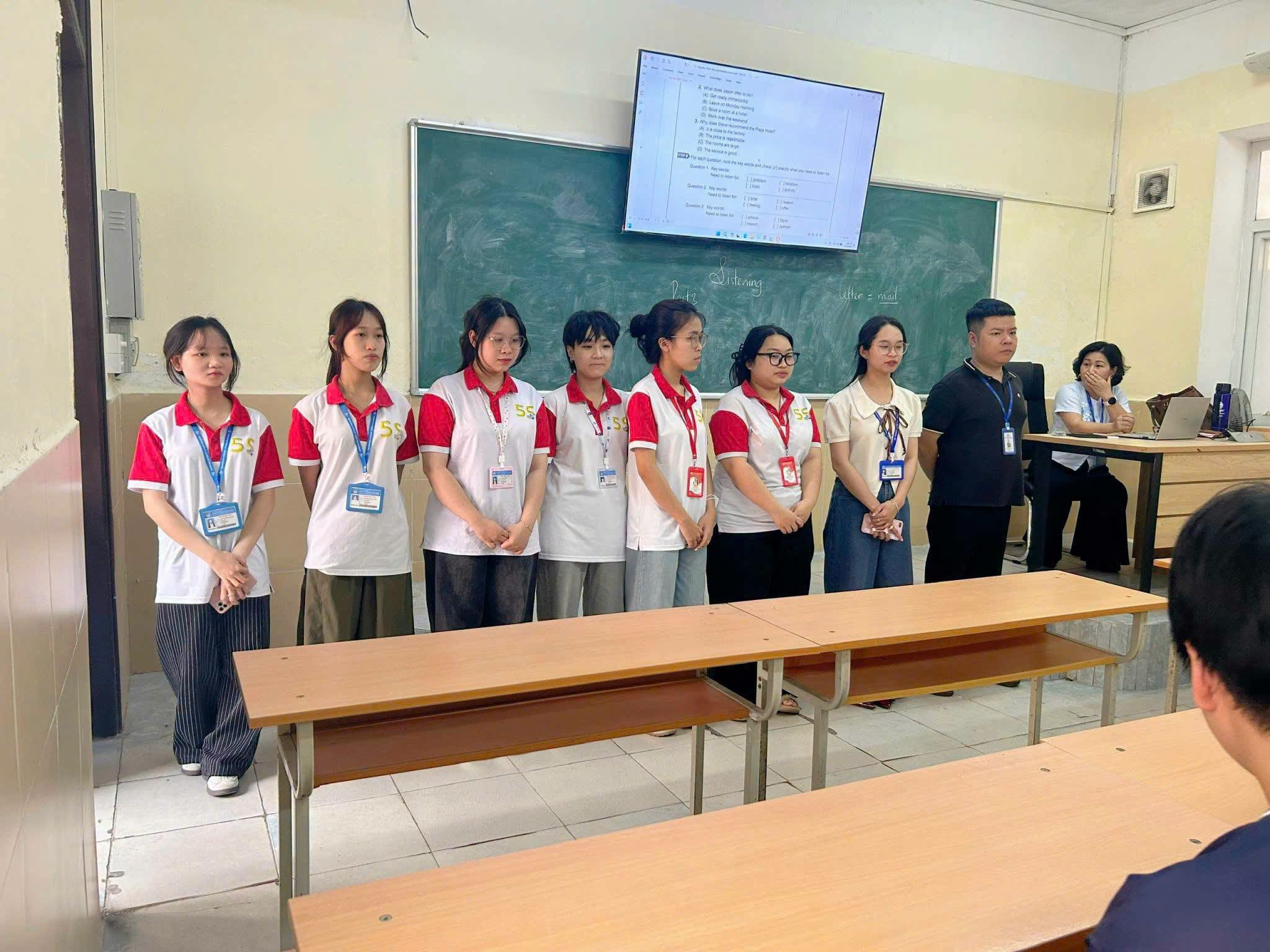 Có thể là hình ảnh về một hoặc nhiều người, mọi người đang học và văn bản