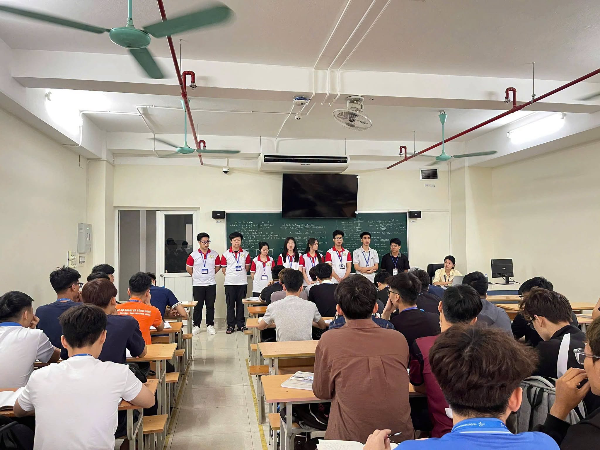 Có thể là hình ảnh về một hoặc nhiều người, mọi người đang học và văn bản