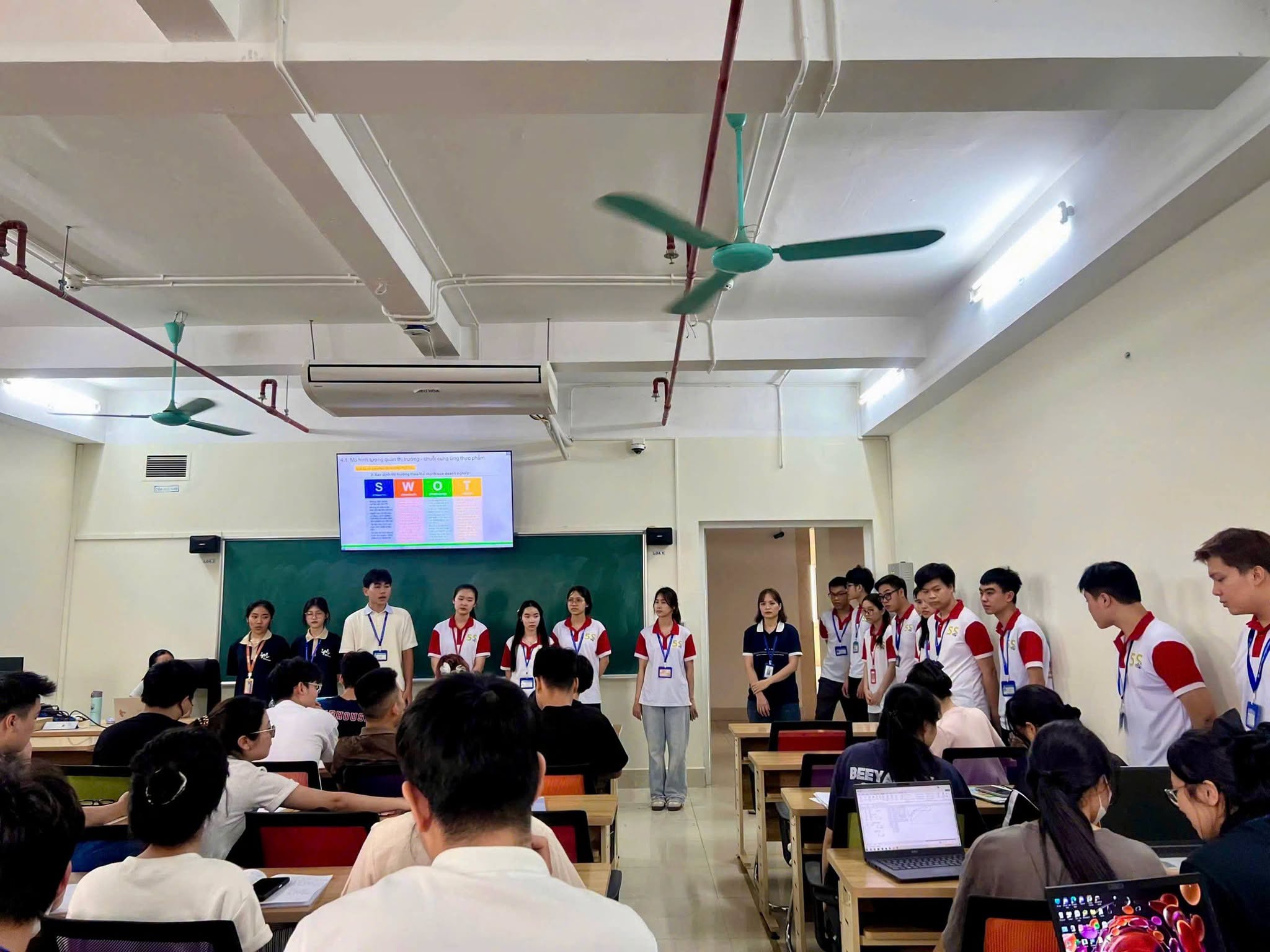 Có thể là hình ảnh về một hoặc nhiều người, mọi người đang học và văn bản cho biết '= BEEYA'