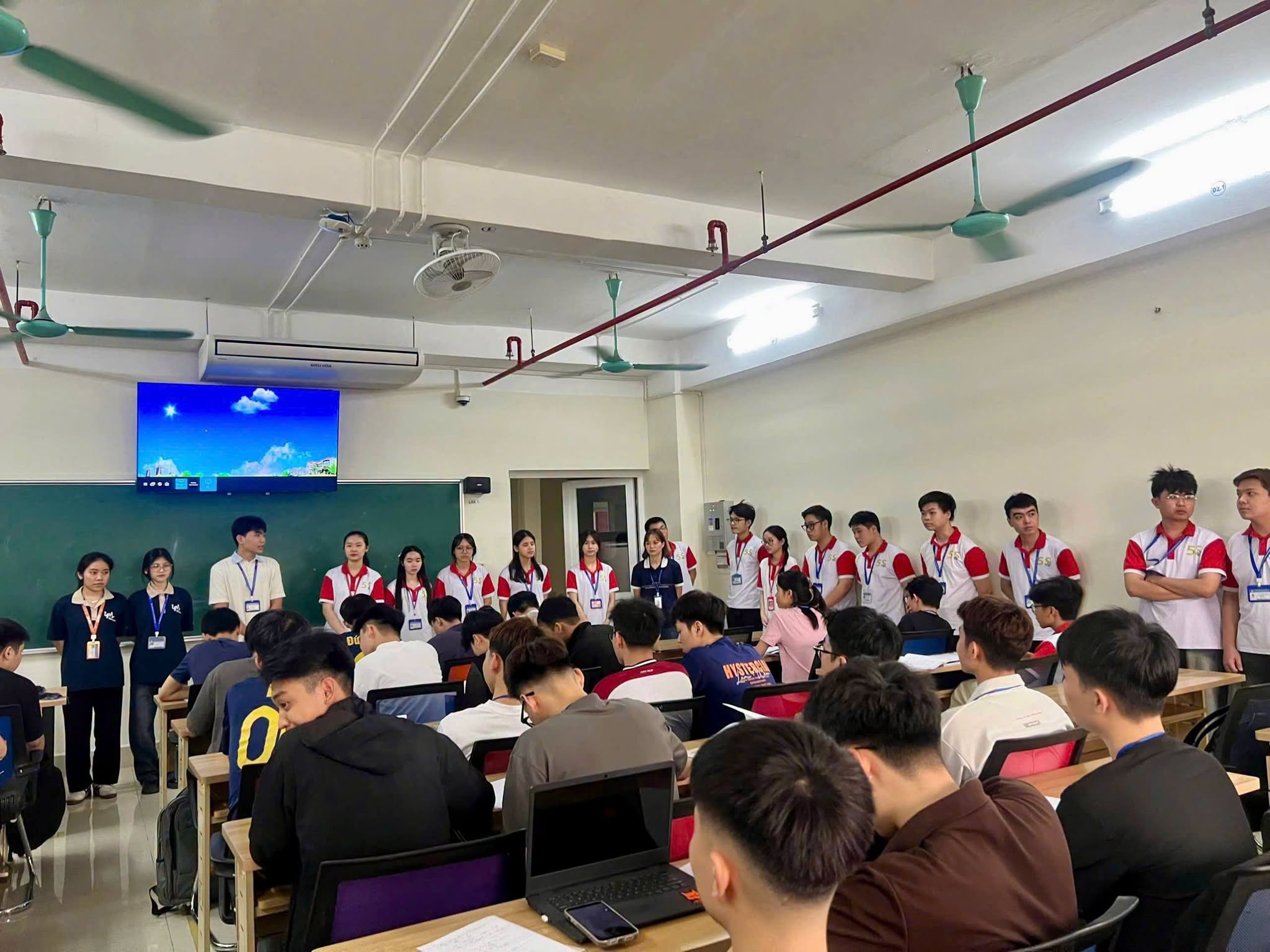 Có thể là hình ảnh về một hoặc nhiều người, mọi người đang học và văn bản