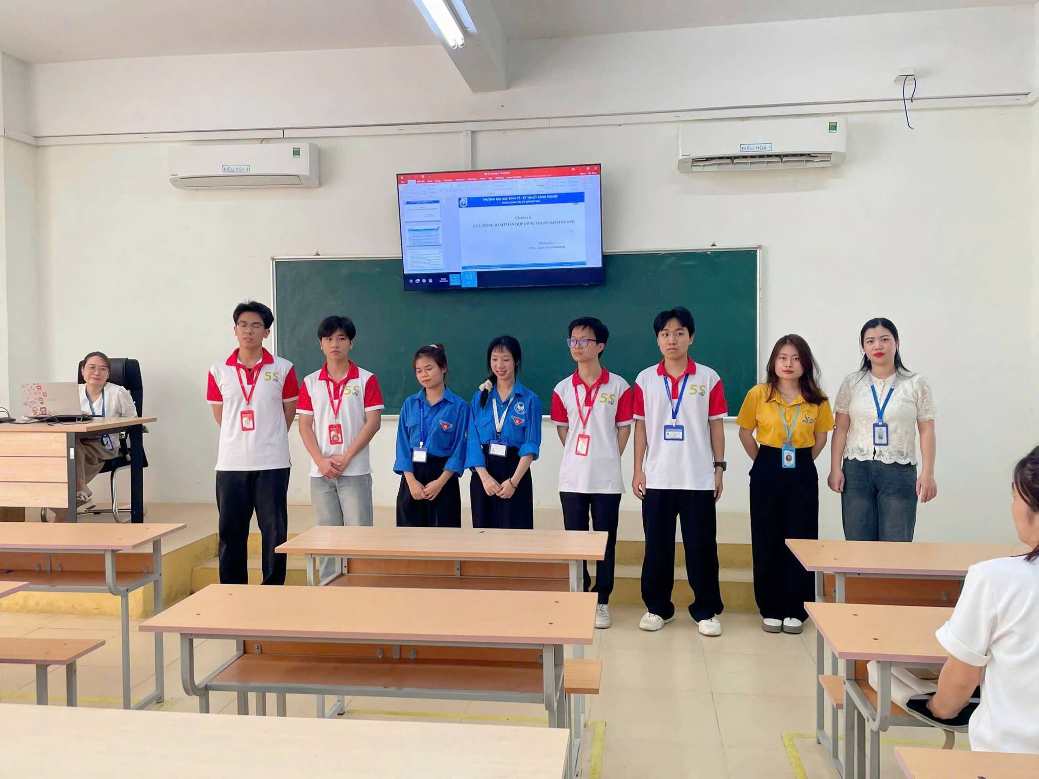 Có thể là hình ảnh về một hoặc nhiều người, mọi người đang học và văn bản