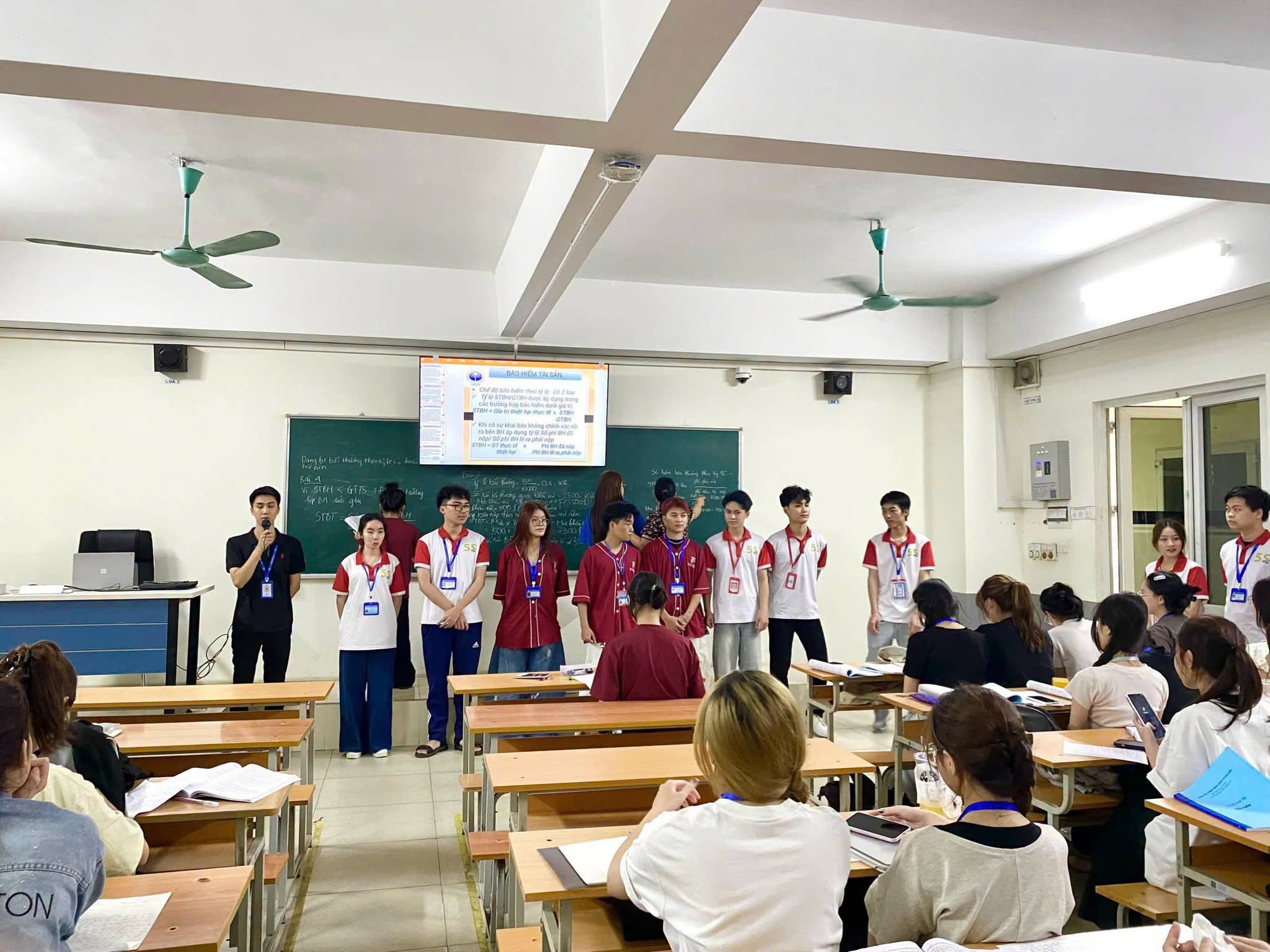 Có thể là hình ảnh về một hoặc nhiều người, mọi người đang học và văn bản