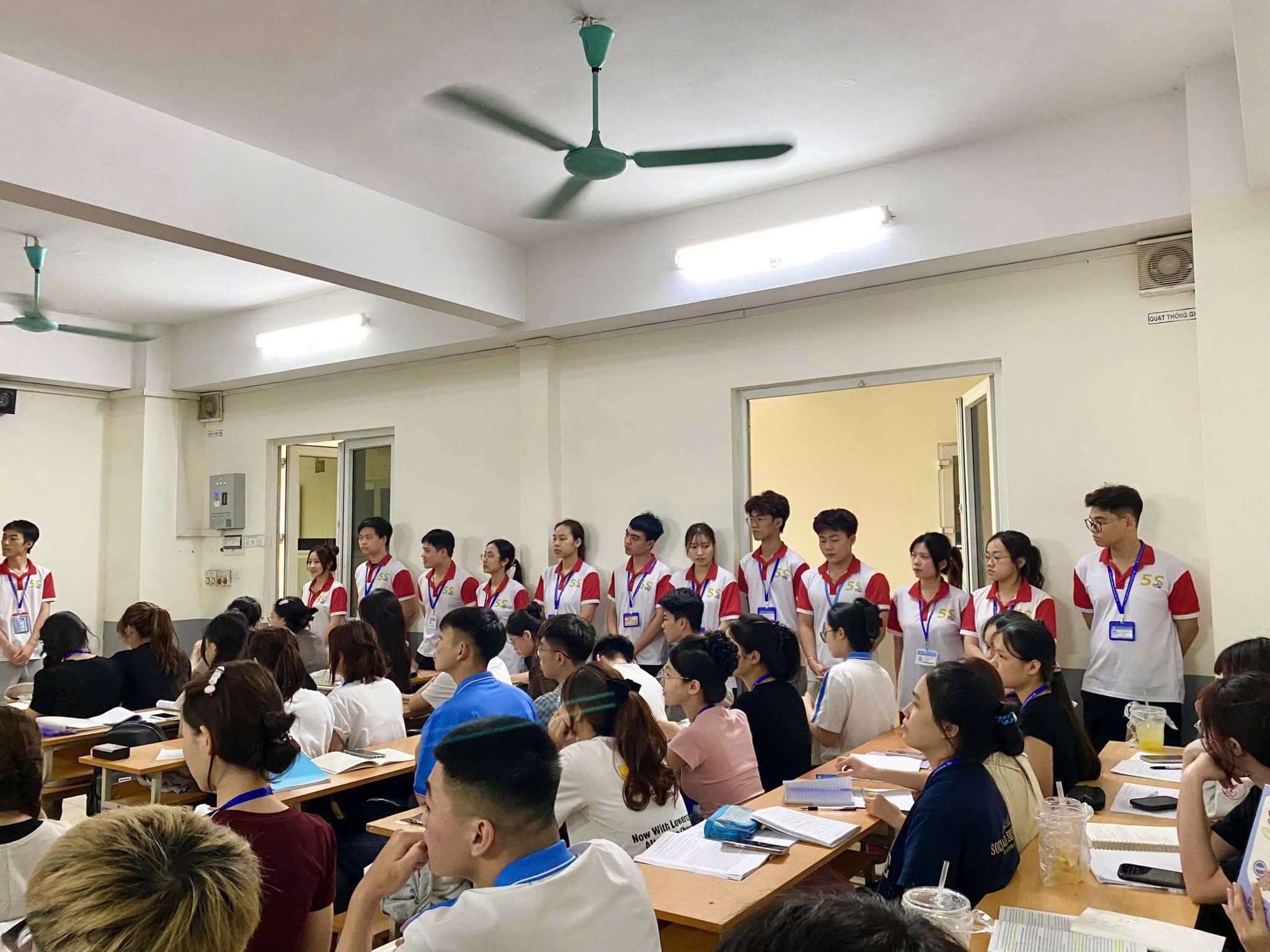Có thể là hình ảnh về một hoặc nhiều người, mọi người đang học và văn bản