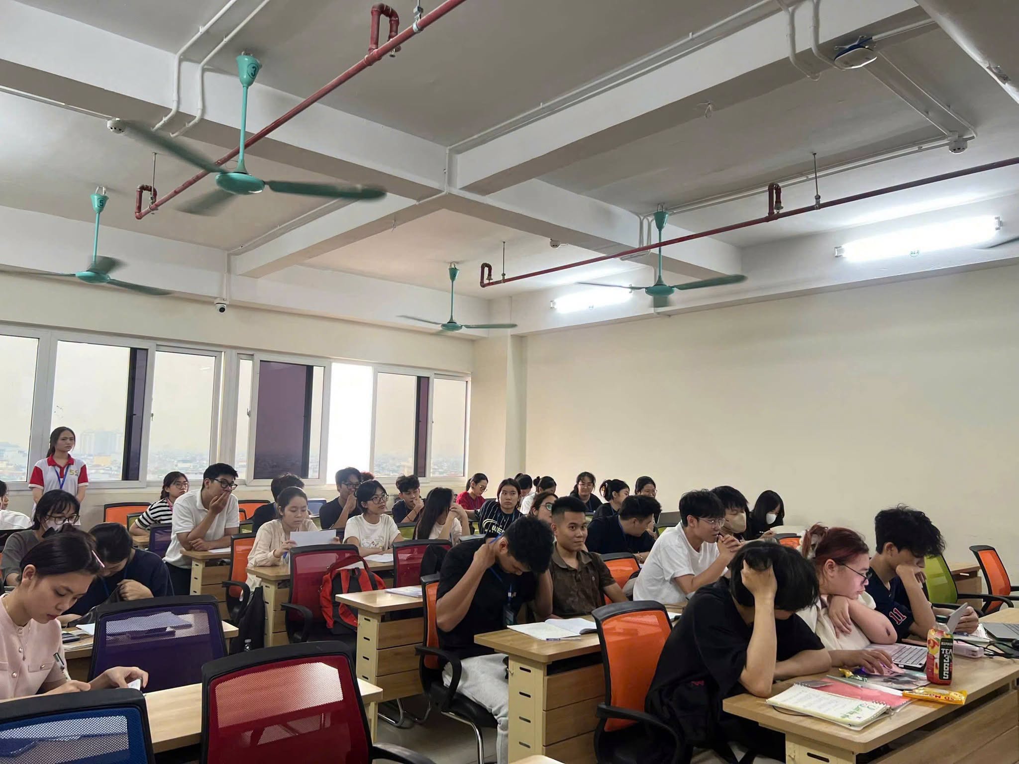 Có thể là hình ảnh về một hoặc nhiều người, mọi người đang học, bàn cờ và bàn