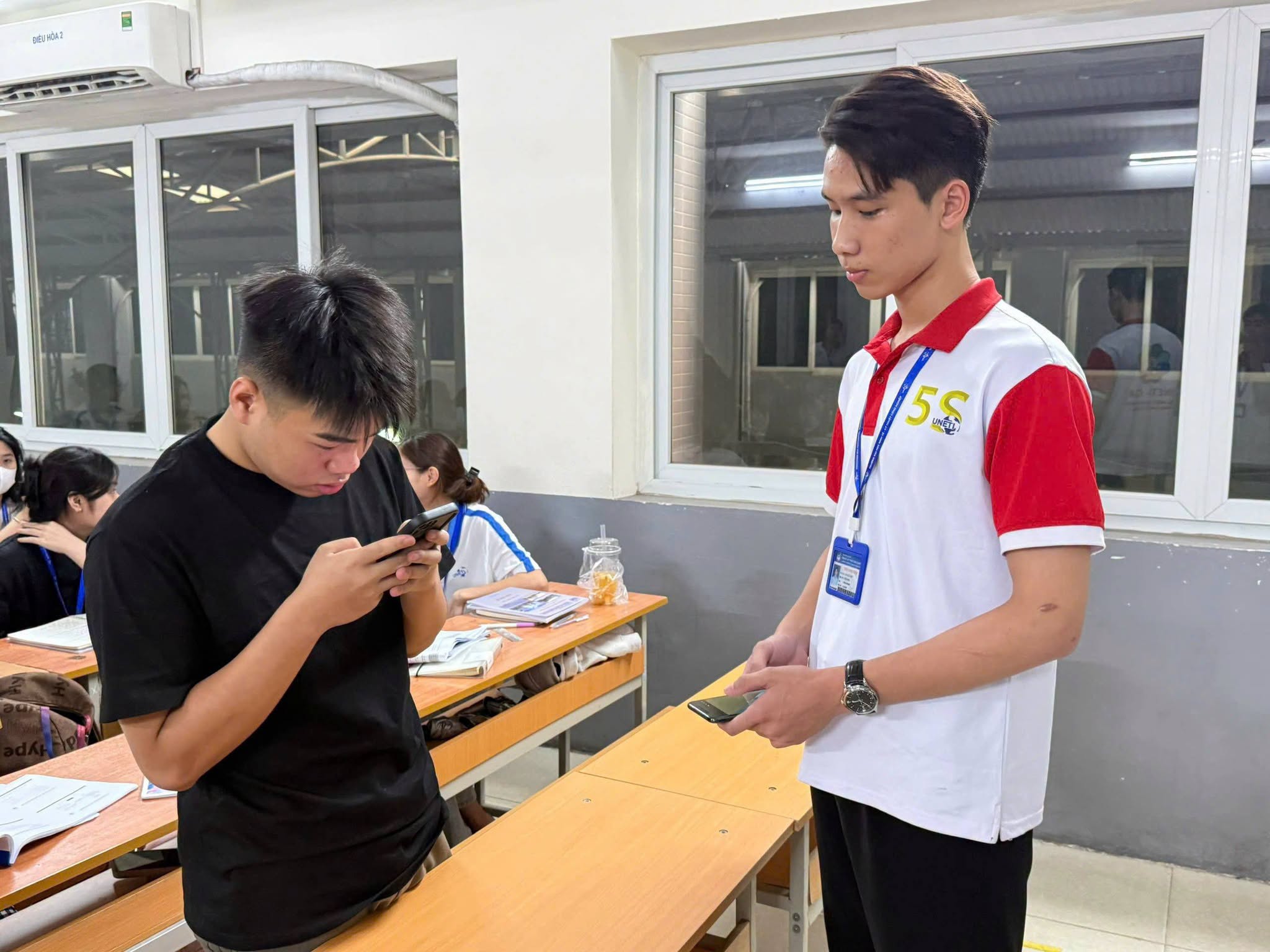 Có thể là hình ảnh về một hoặc nhiều người, mọi người đang học và văn bản