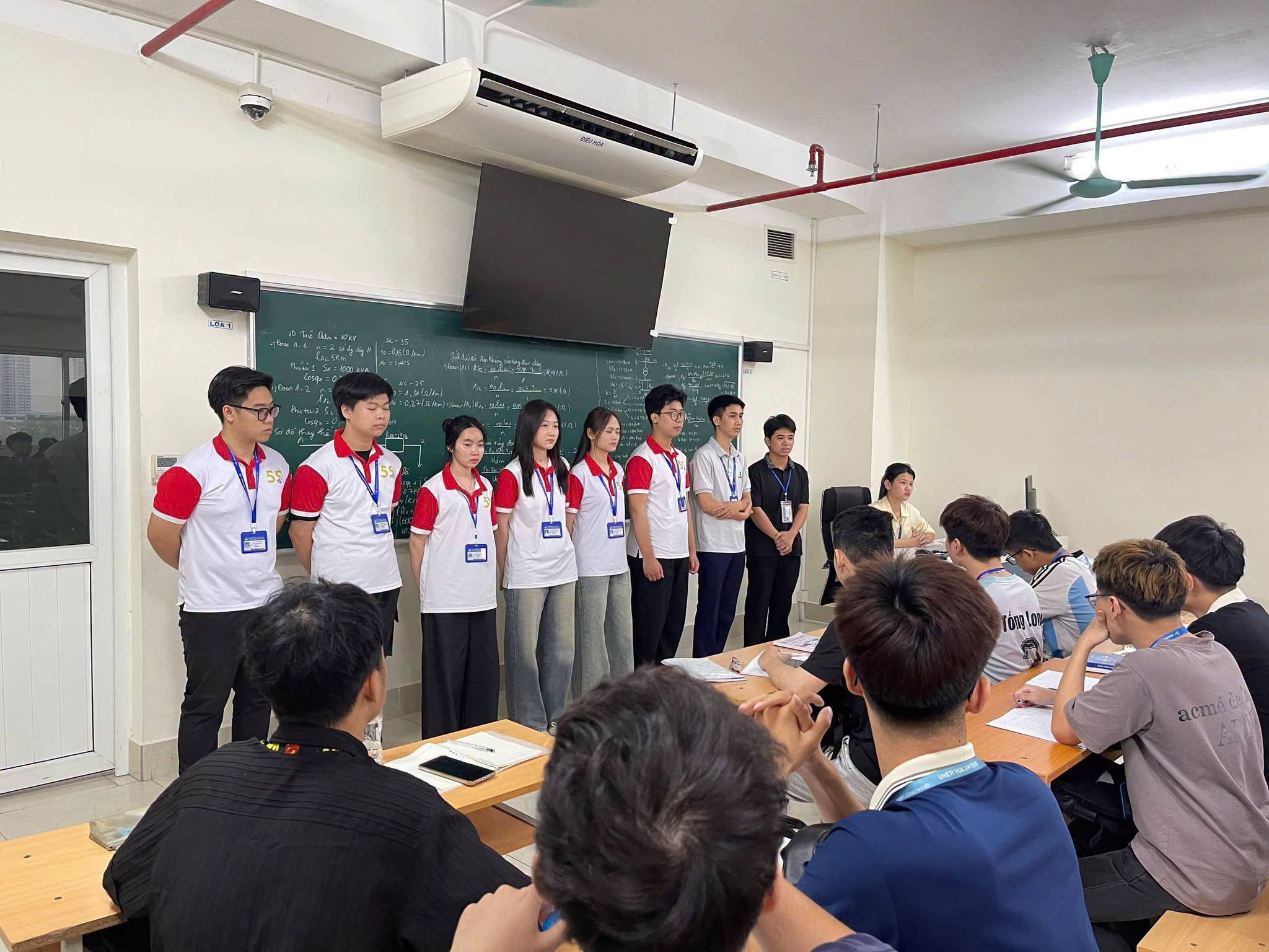 Có thể là hình ảnh về một hoặc nhiều người, mọi người đang học và văn bản