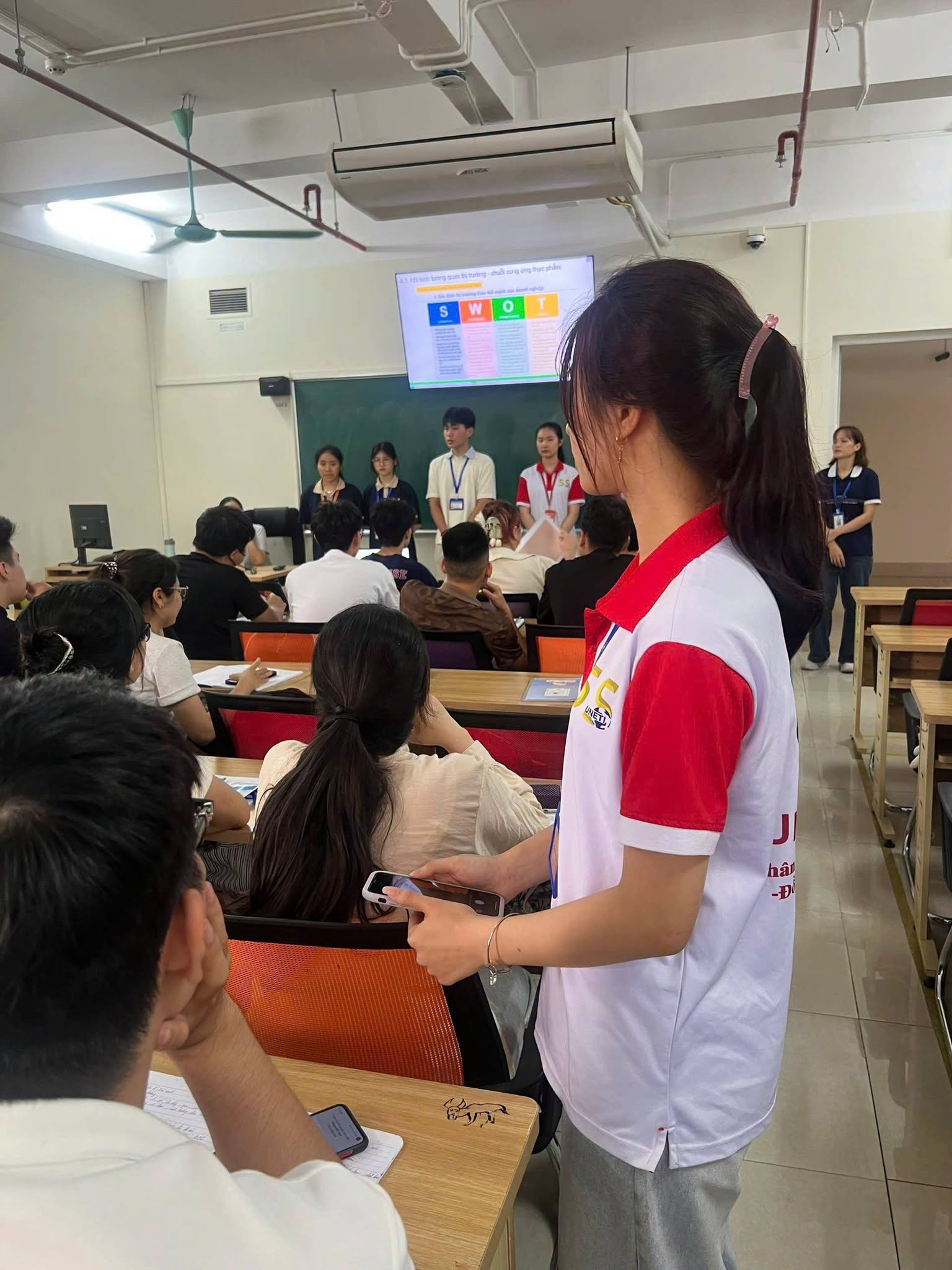 Có thể là hình ảnh về một hoặc nhiều người, mọi người đang học và văn bản