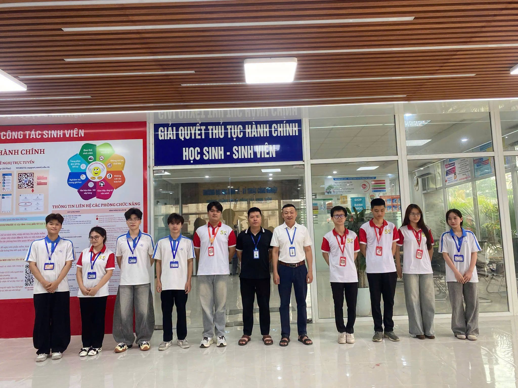 Có thể là hình ảnh về một hoặc nhiều người, tóc mái và văn bản