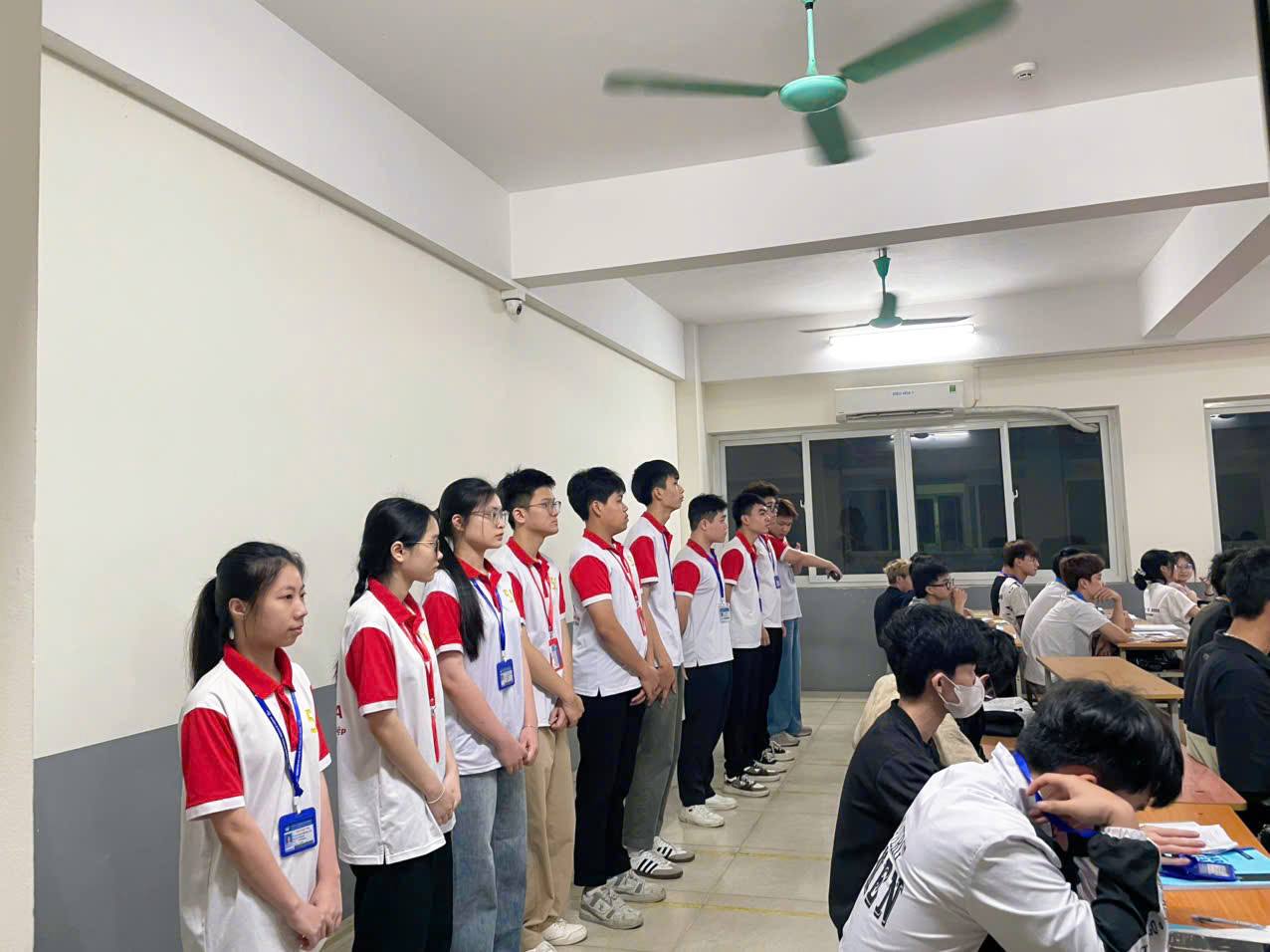 Có thể là hình ảnh về một hoặc nhiều người và mọi người đang học
