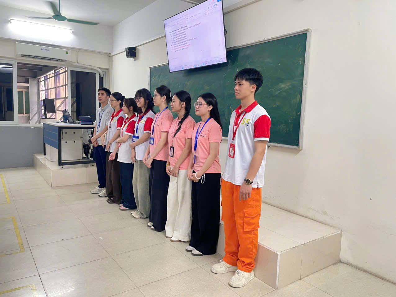 Có thể là hình ảnh về một hoặc nhiều người và mọi người đang học
