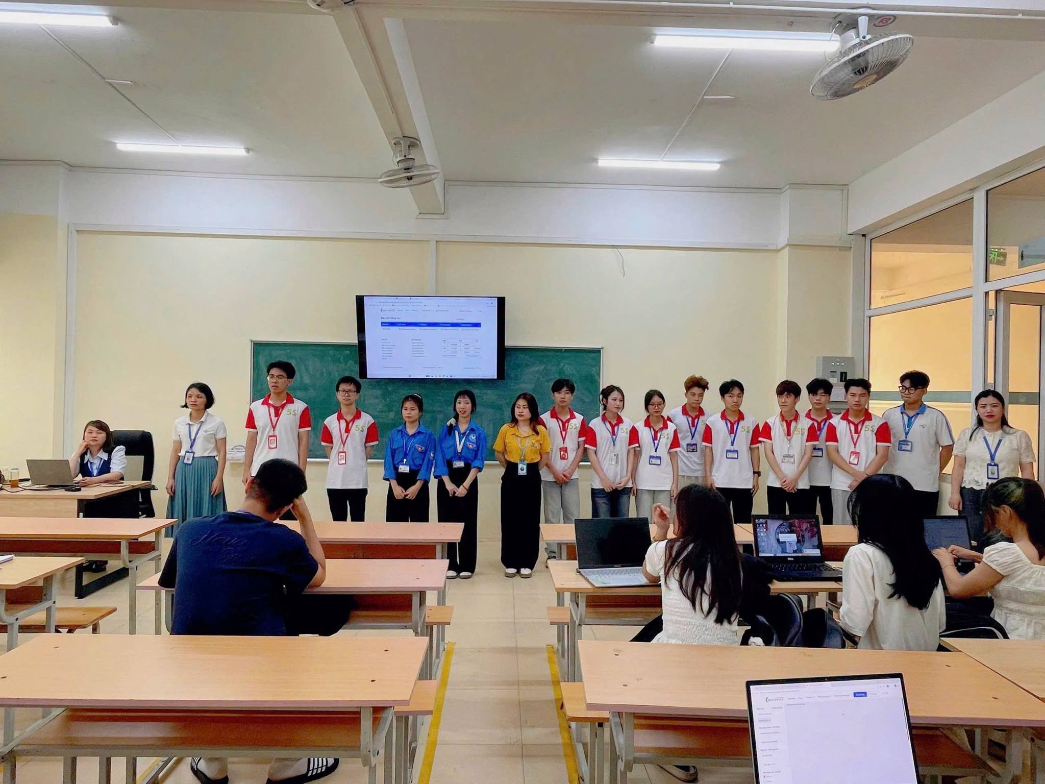 Có thể là hình ảnh về một hoặc nhiều người và mọi người đang học