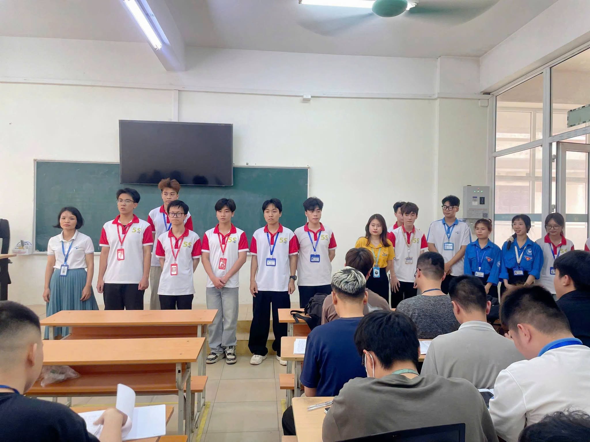 Có thể là hình ảnh về một hoặc nhiều người và mọi người đang học