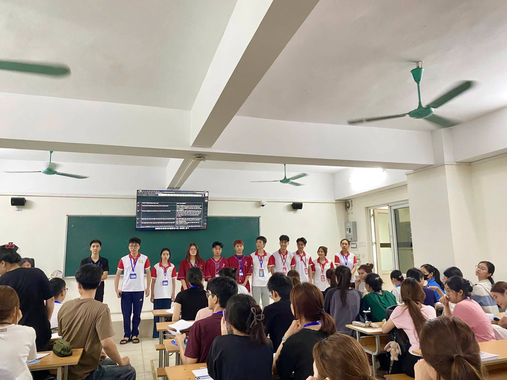 Có thể là hình ảnh về một hoặc nhiều người và mọi người đang học