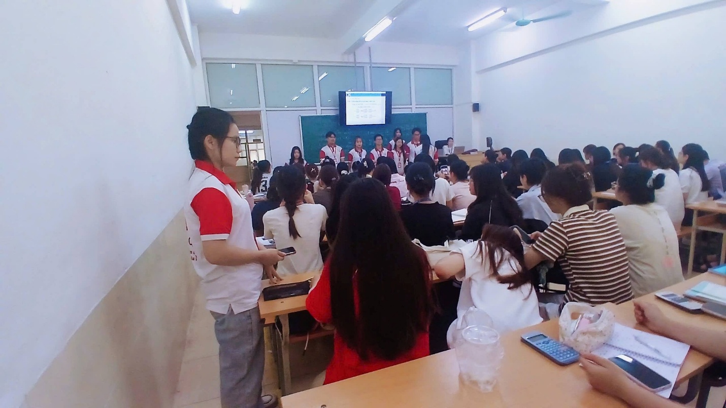 Có thể là hình ảnh về một hoặc nhiều người và mọi người đang học