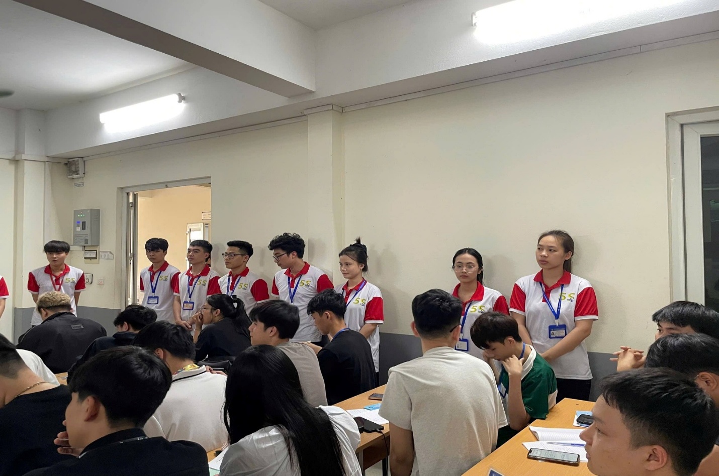 Có thể là hình ảnh về một hoặc nhiều người và mọi người đang học