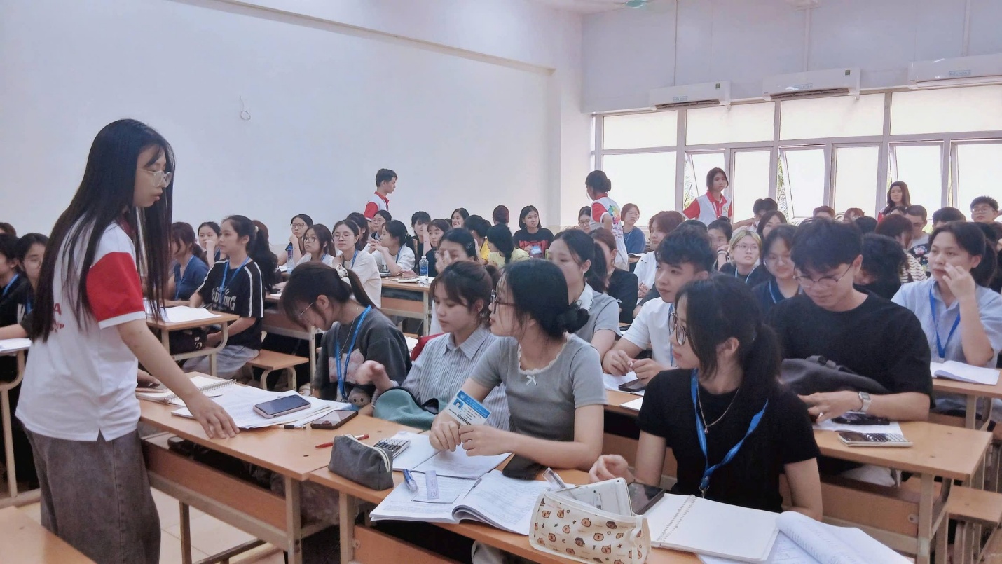 Có thể là hình ảnh về một hoặc nhiều người và mọi người đang học