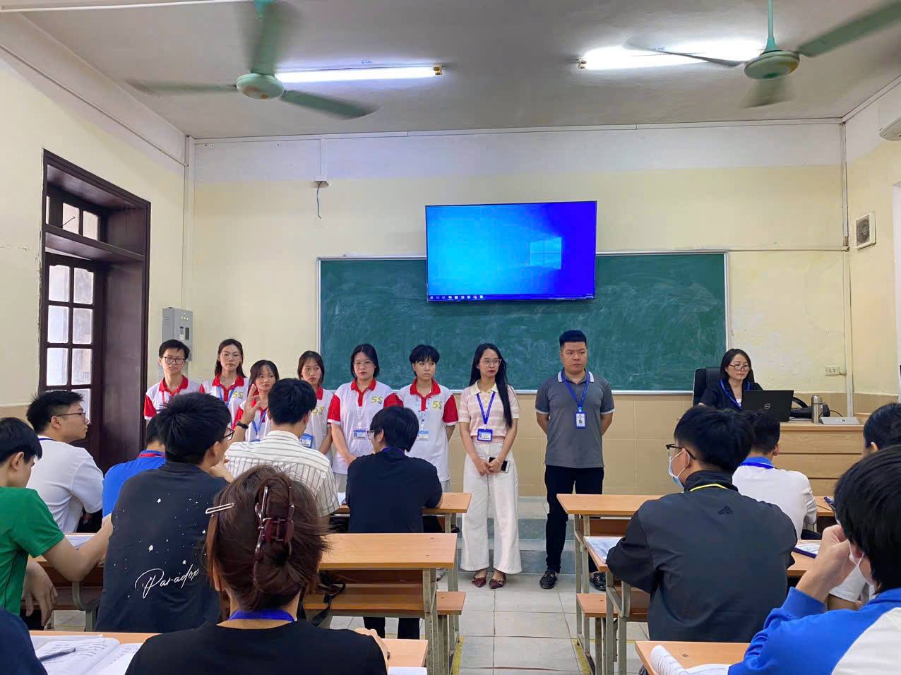 Có thể là hình ảnh về một hoặc nhiều người và mọi người đang học