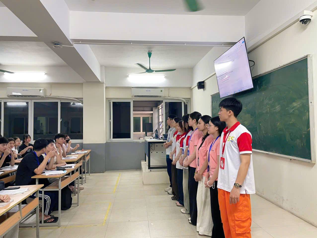 Có thể là hình ảnh về một hoặc nhiều người và mọi người đang học