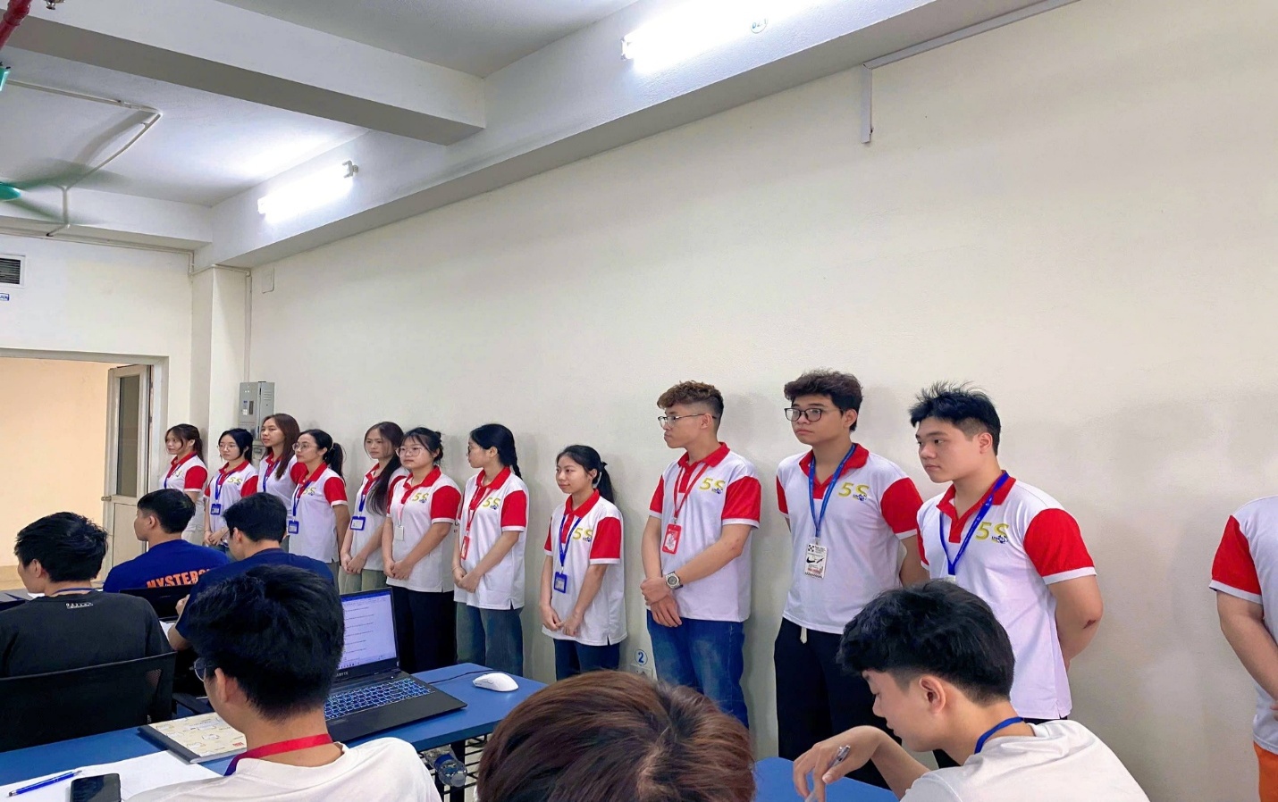 Có thể là hình ảnh về ‎một hoặc nhiều người và ‎văn bản cho biết '‎ات 5s VSTER 5‎'‎‎