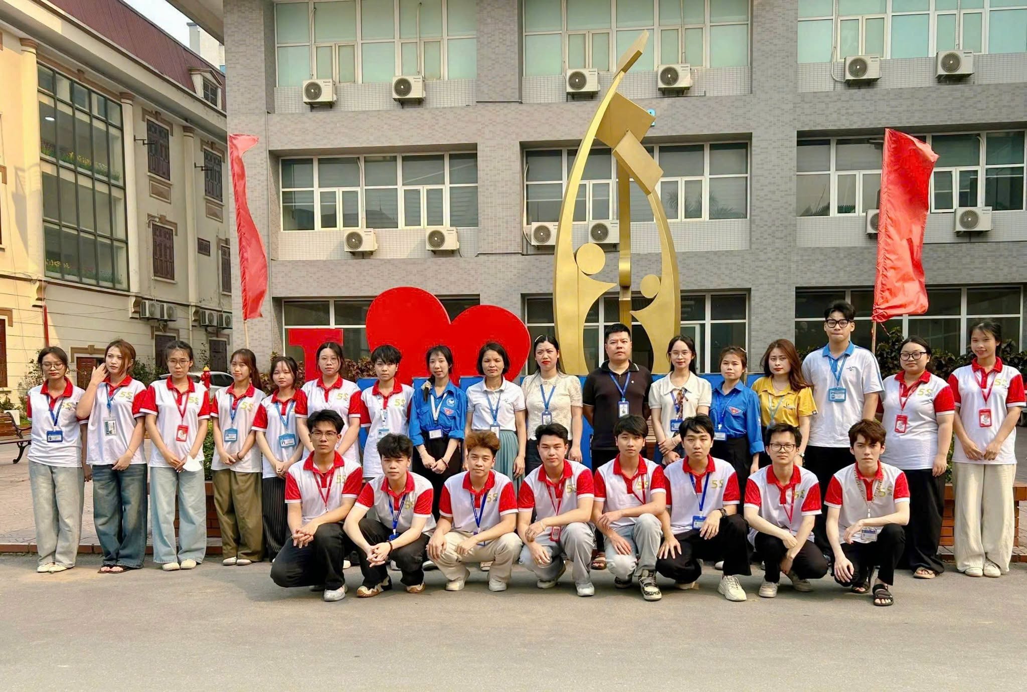 Có thể là hình ảnh về một hoặc nhiều người và văn bản