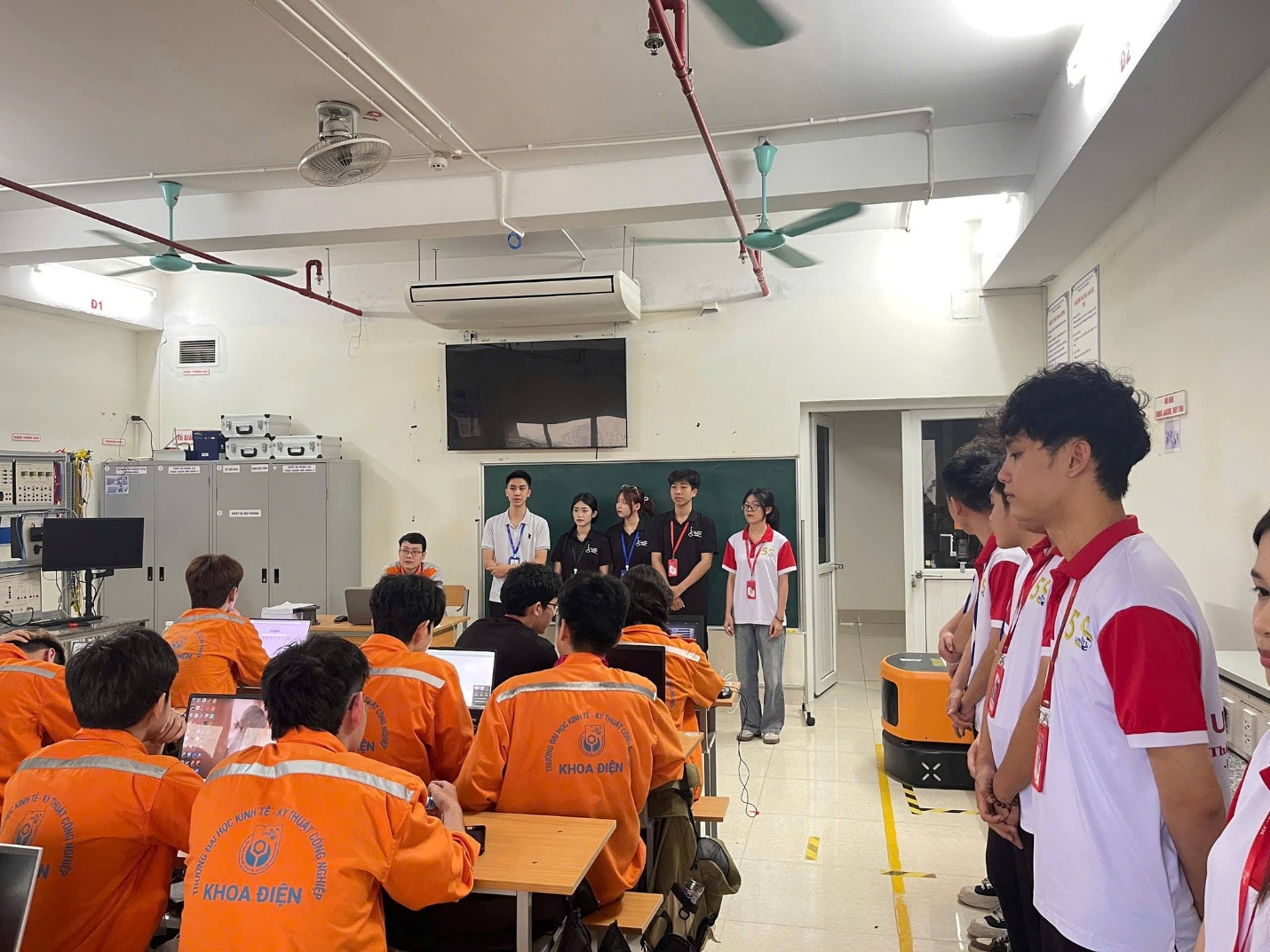 Có thể là hình ảnh về một hoặc nhiều người và văn bản