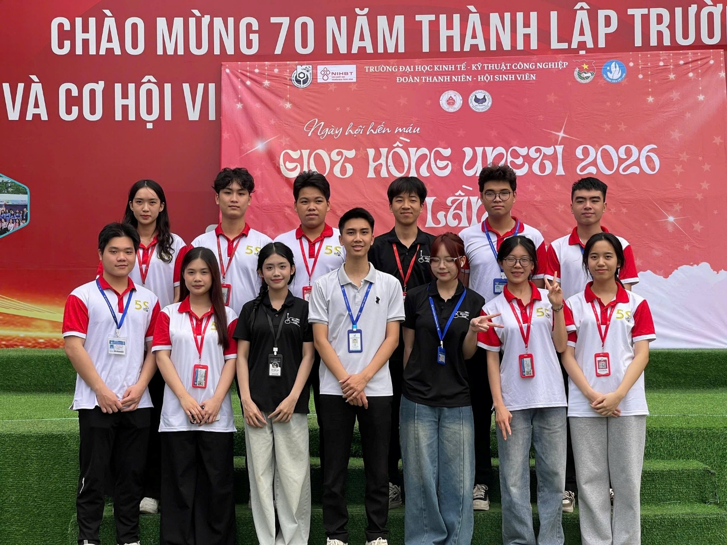 Có thể là hình ảnh về văn bản cho biết 'CHÀO MỪNG 70 NĂM THÀNH LẬP TRƯỜ ΤE- ΚΥΤHИAT CÔNG NGHIỆP VÀ CƠ HỘI VI NIMOT IHOT TRƯỜNG ĐẠI IOC KINH T ĐOÀN ΓΗΛΝΗ NIÊN HỘISINH VIÊN Ngày hột hến mân ព០ច HỒNG Ψηεει 2026 ส้ 55 活崎 뽀로장 T 曾 55 5$ ST'