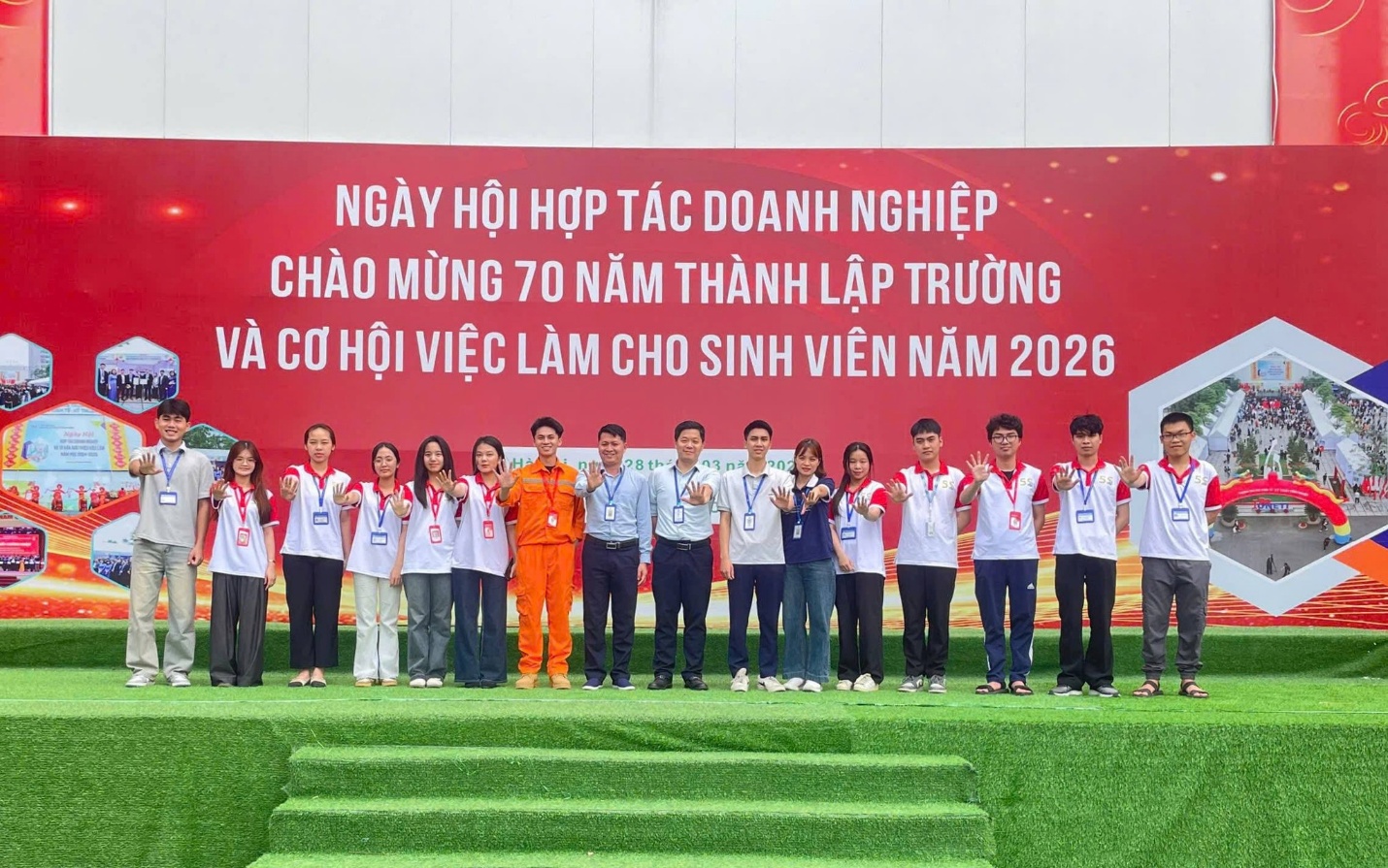 Có thể là hình ảnh về văn bản cho biết 'NGÀY HỘI HỢP TÁC DOANH NGHIỆP CHÀO MỪNG 70 NĂM THÀNH LẬP TRƯỜNG VÀ CƠ HỘI VIỆC LÀM CHO SINH VIÊN NĂM 2026 th ا'