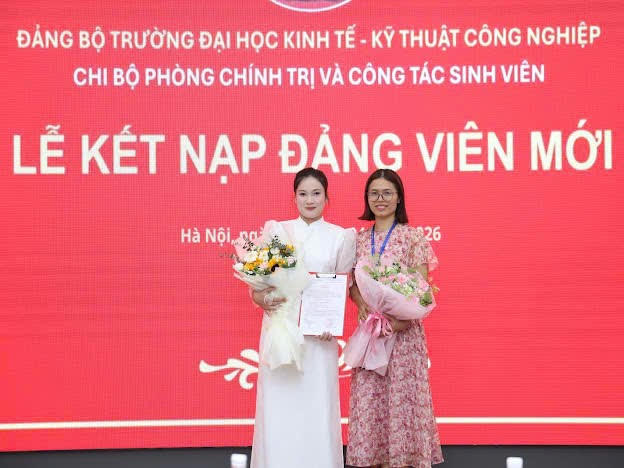Two women standing on a stage
Description automatically generated