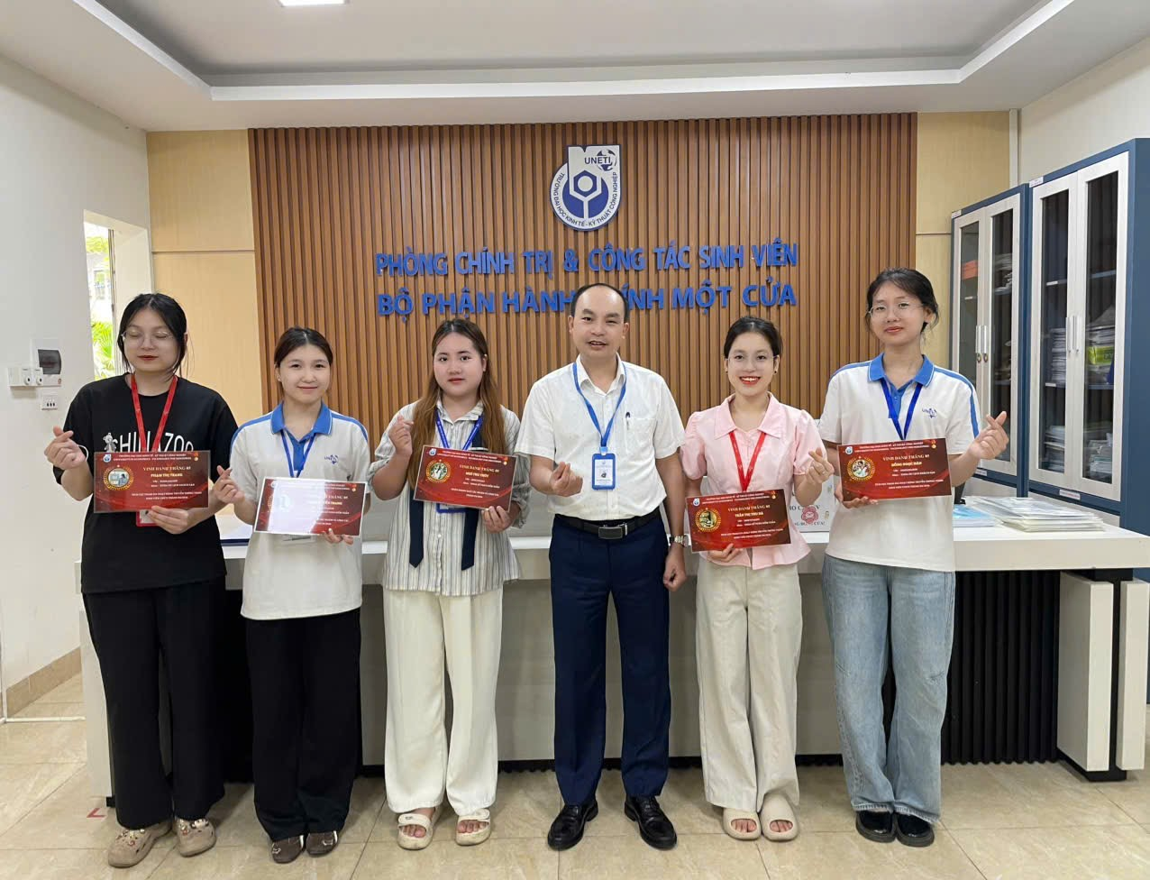 A group of people holding certificates

Description automatically generated
