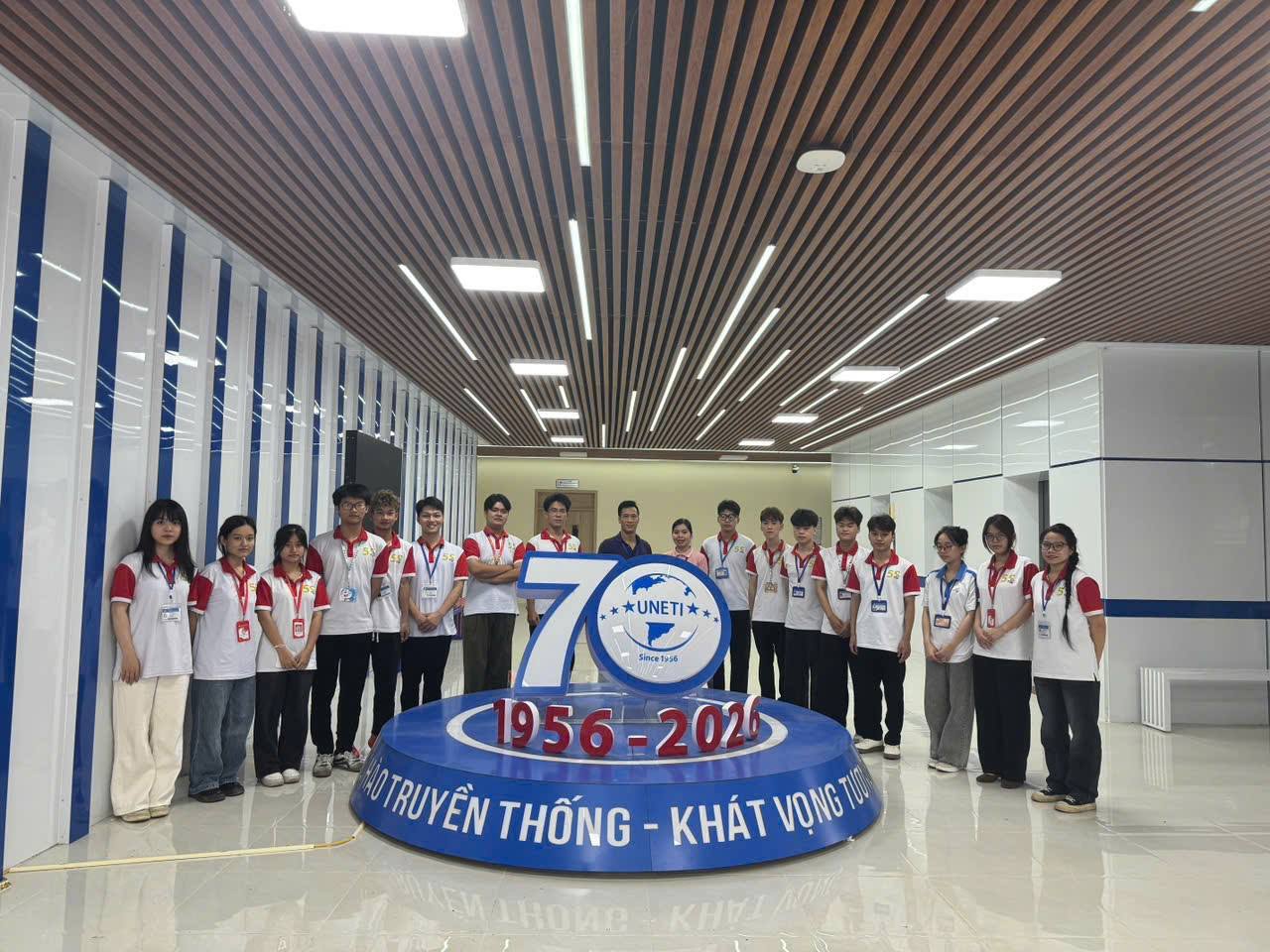 Có thể là hình ảnh về bệnh viện và văn bản cho biết '- es 70 * **UNETI 070 UNETI Sircalas6 1956-2 :OTRUYỀN THỐNG KHÁT VỌNG 70 EMAΗΟйΟ'