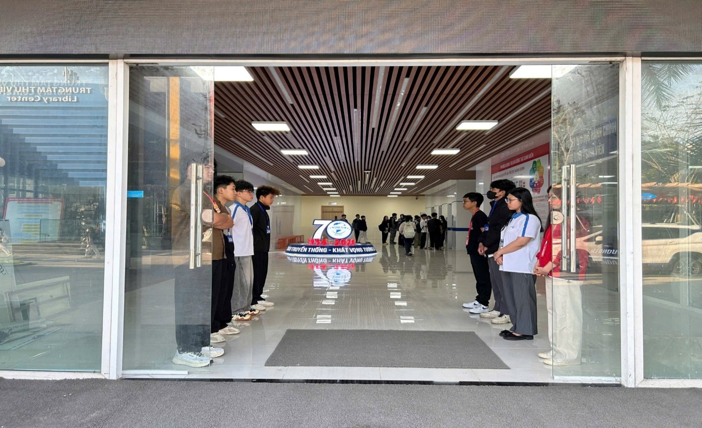 Có thể là hình ảnh về cửa hàng bán mũ và văn bản