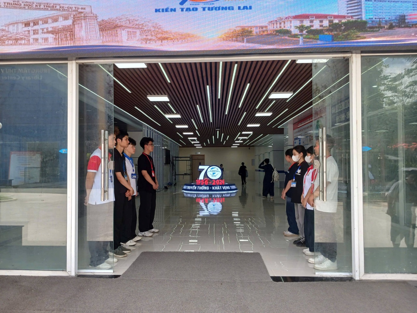 Có thể là hình ảnh về cửa trượt và văn bản