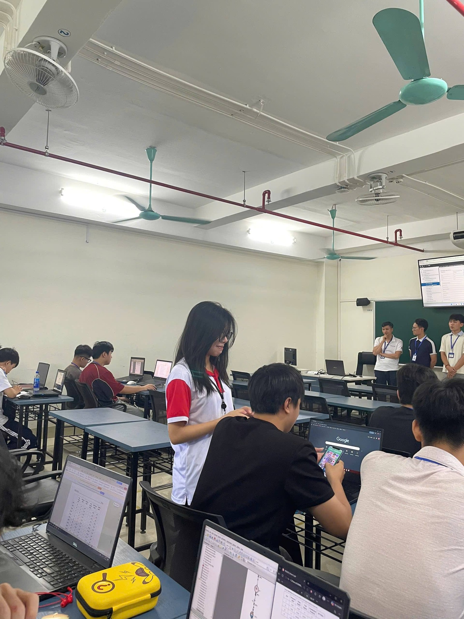 Có thể là hình ảnh về học tập, bàn và văn bản