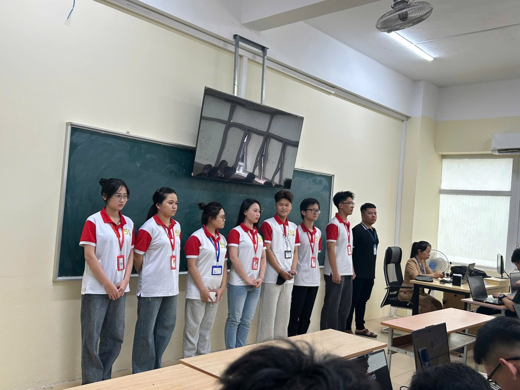 Có thể là hình ảnh về học tập