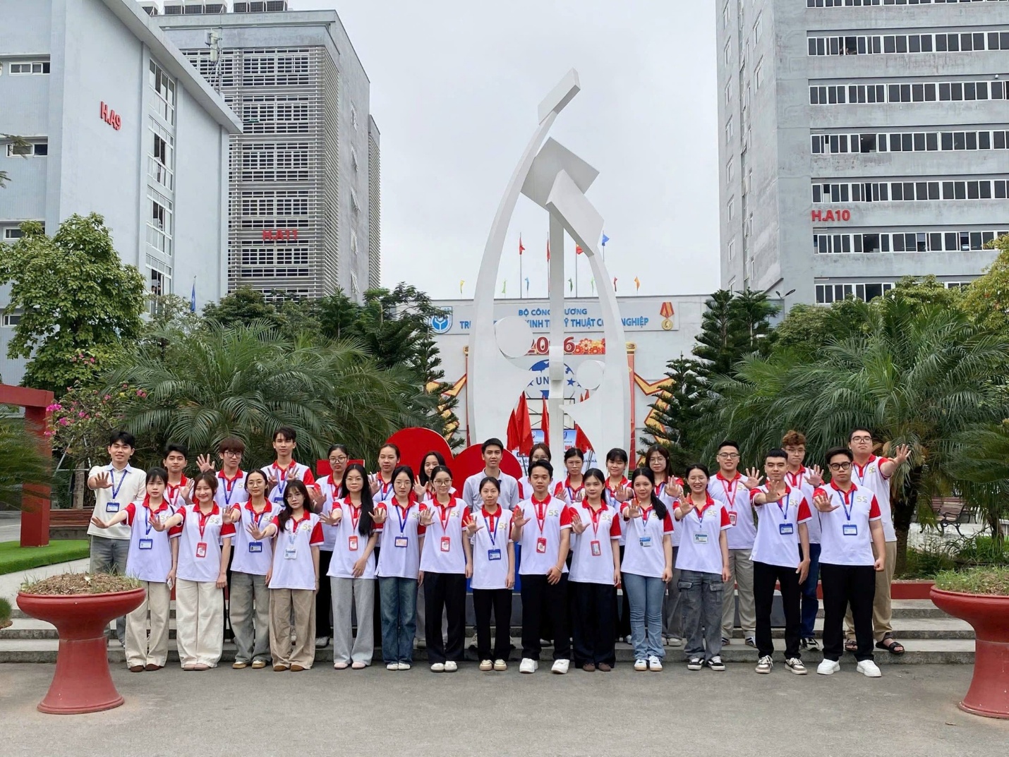 Có thể là hình ảnh về một hoặc nhiều người, đài kỷ niệm và văn bản cho biết 'F 口 H.Ag H.A10 ƯdNa THURTO CONG "INHT 0 4EHЛEP හංසික a 4'