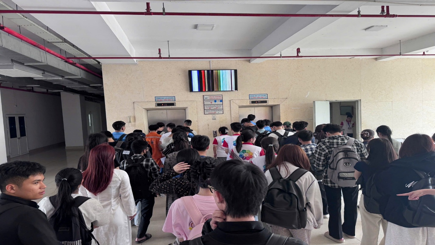 Có thể là hình ảnh về một hoặc nhiều người, đám đông và văn bản