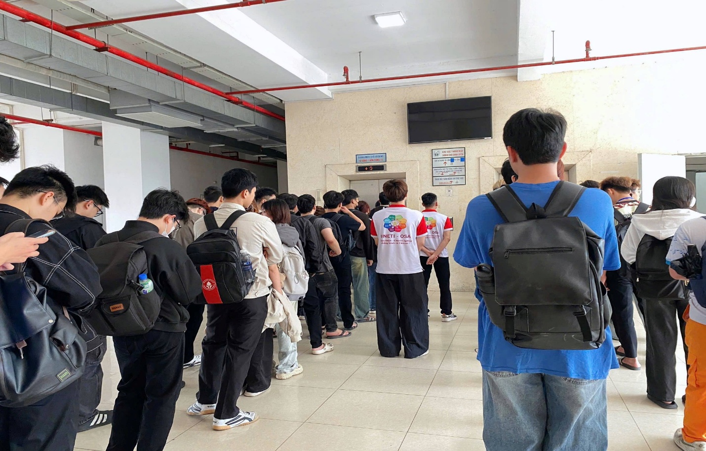 Có thể là hình ảnh về một hoặc nhiều người, đám đông và văn bản
