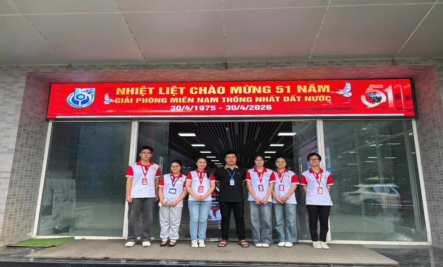 Có thể là hình ảnh về một hoặc nhiều người, đang trình diễn võ thuật, bệnh viện và văn bản cho biết 'O O เร) NHIỆT LIỆT CHÀO MỪNG 51 NĂM GIẢI PHÓNG MIỀN NAM THỐNG NHẬT ĐÄT 30/41975- 30/4/2026'