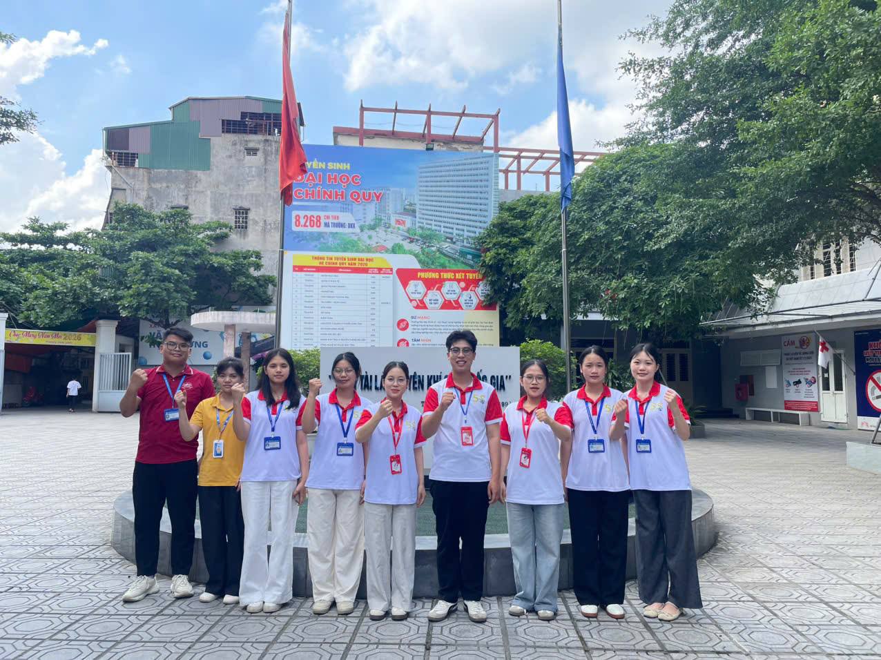 Có thể là hình ảnh về một hoặc nhiều người, đang trình diễn võ thuật và văn bản